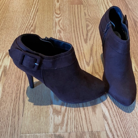🛍 Brown Heeled Booties - Picture 1 of 8